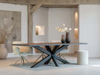 Eettafel met tijdloos rechte hoek blad van massief eiken