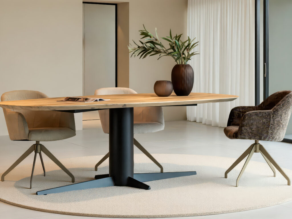 Bruine eetkamerstoel in zachte stof en draaibaar brons antiek onderstel