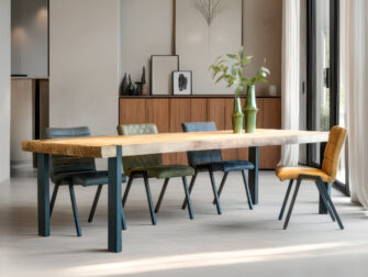 robuuste eettafel van teakhout met stalen poten