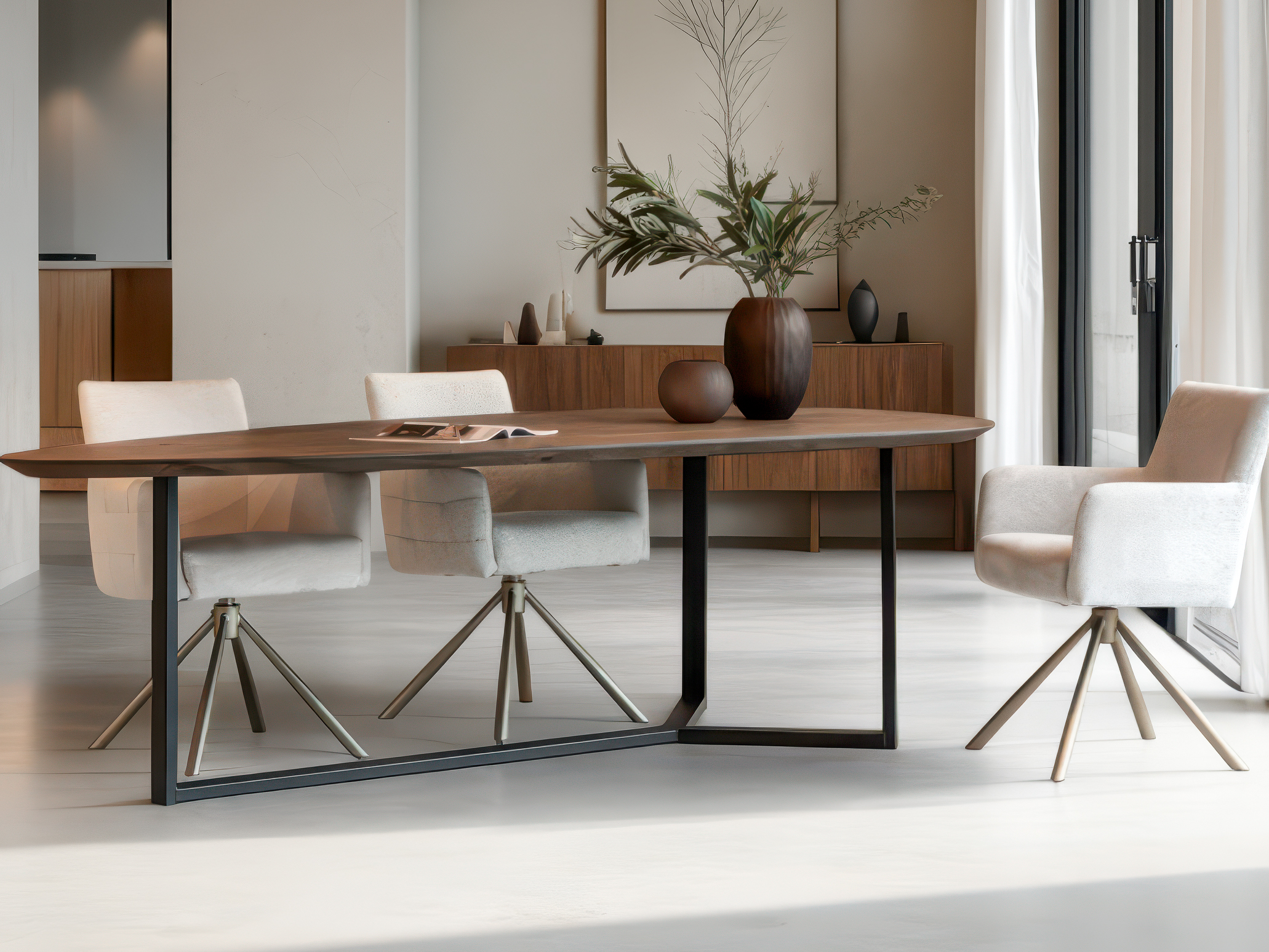 Strakke design tafel met donkere houttint en slank metalen frame