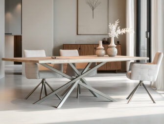 Minimalistische eetkamertafel met natuurlijk hout en licht metalen frame