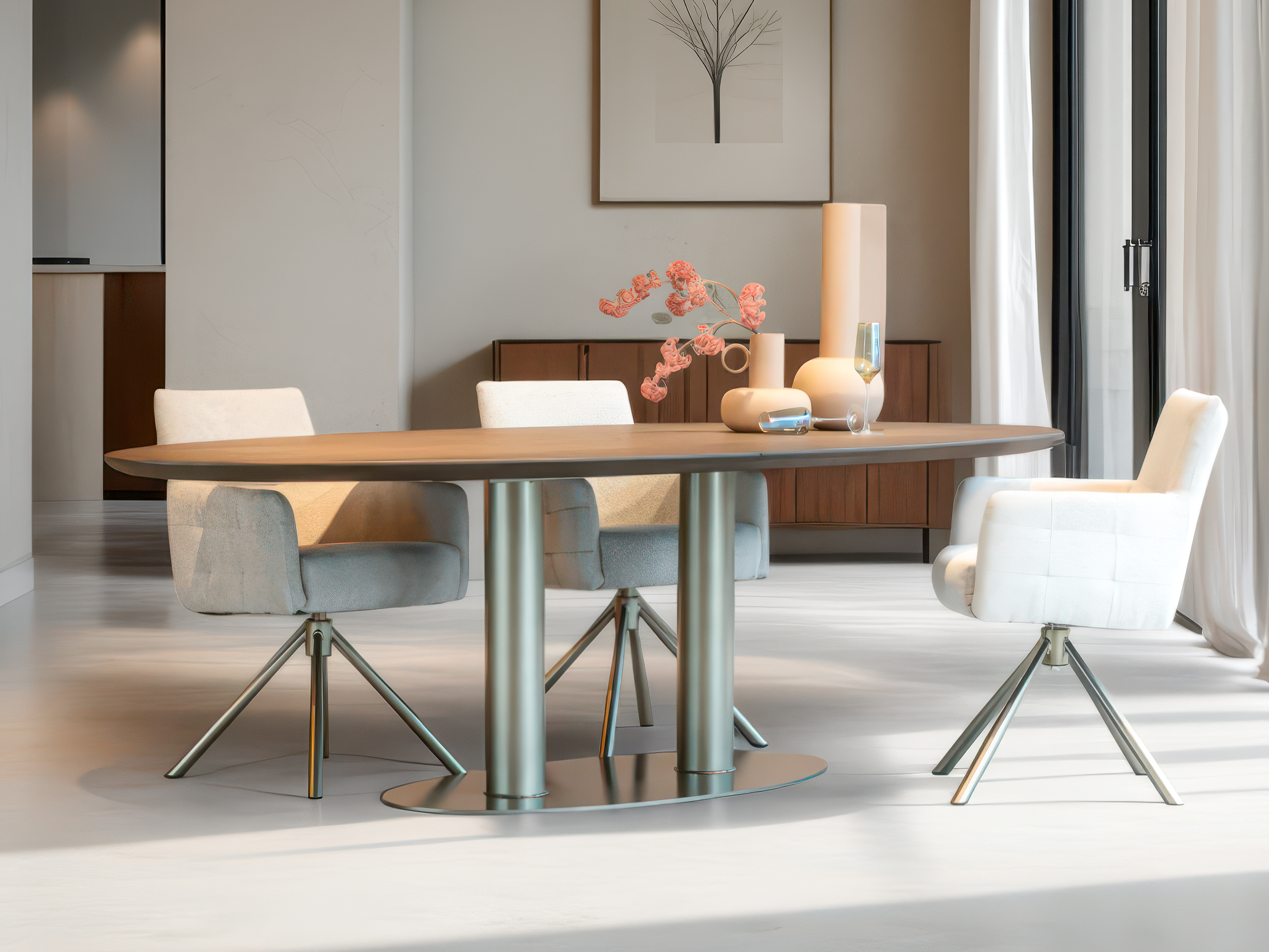 Ovale eettafel met houten blad en centrale metalen zuilpoten op een metalen bodemplaat