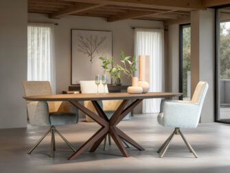 tafel met ovale houten top en moderne, gekruiste poten in matching houtkleur