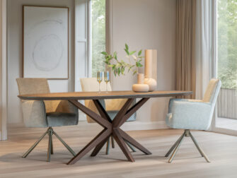 Eetkamertafel met een warme houtafwerking en architectonisch onderstel