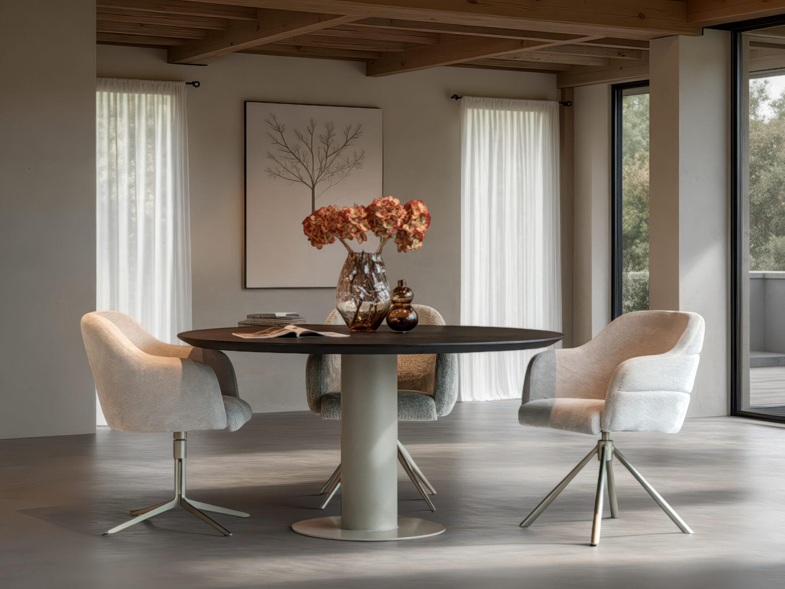 Design eettafel met metalen trompetpoot in beige en stijlvol rond tafelblad