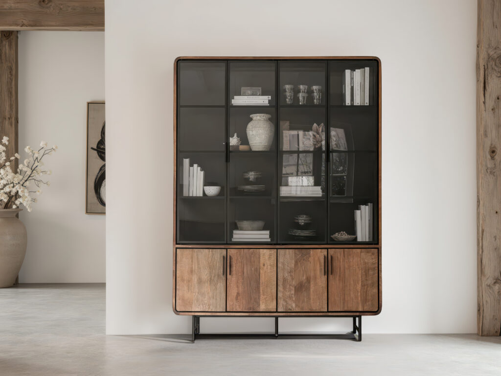 Moderne displaykast met open vakken en onderop vier houten deuren voor extra opbergruimte