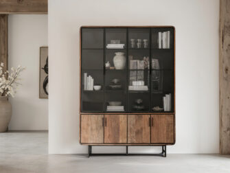 Moderne displaykast met open vakken en onderop vier houten deuren voor extra opbergruimte