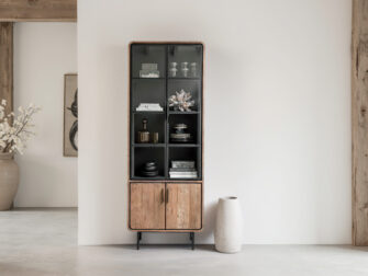 Smalle vitrinekast met glazen deuren, zwarte vakverdeling en onderkast van licht hout