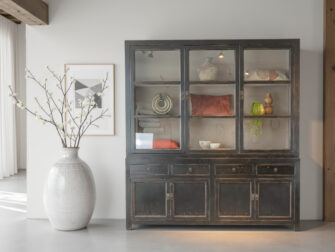 Sfeervolle vitrinekast die zorgt voor een warme uitstraling in huis