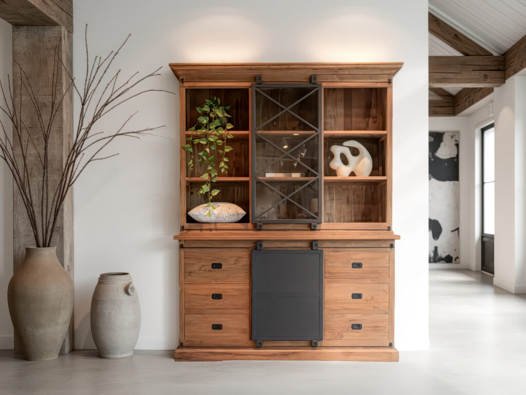 Robuuste houten buffetkast met glazen schuifdeur en metalen accenten