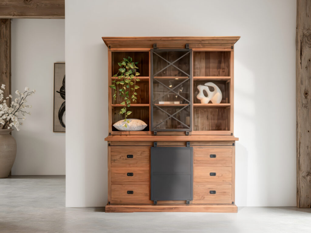 Landelijke vitrinekast met open schappen, laden en een industriële schuifdeur