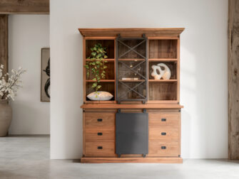 Landelijke vitrinekast met open schappen, laden en een industriële schuifdeur