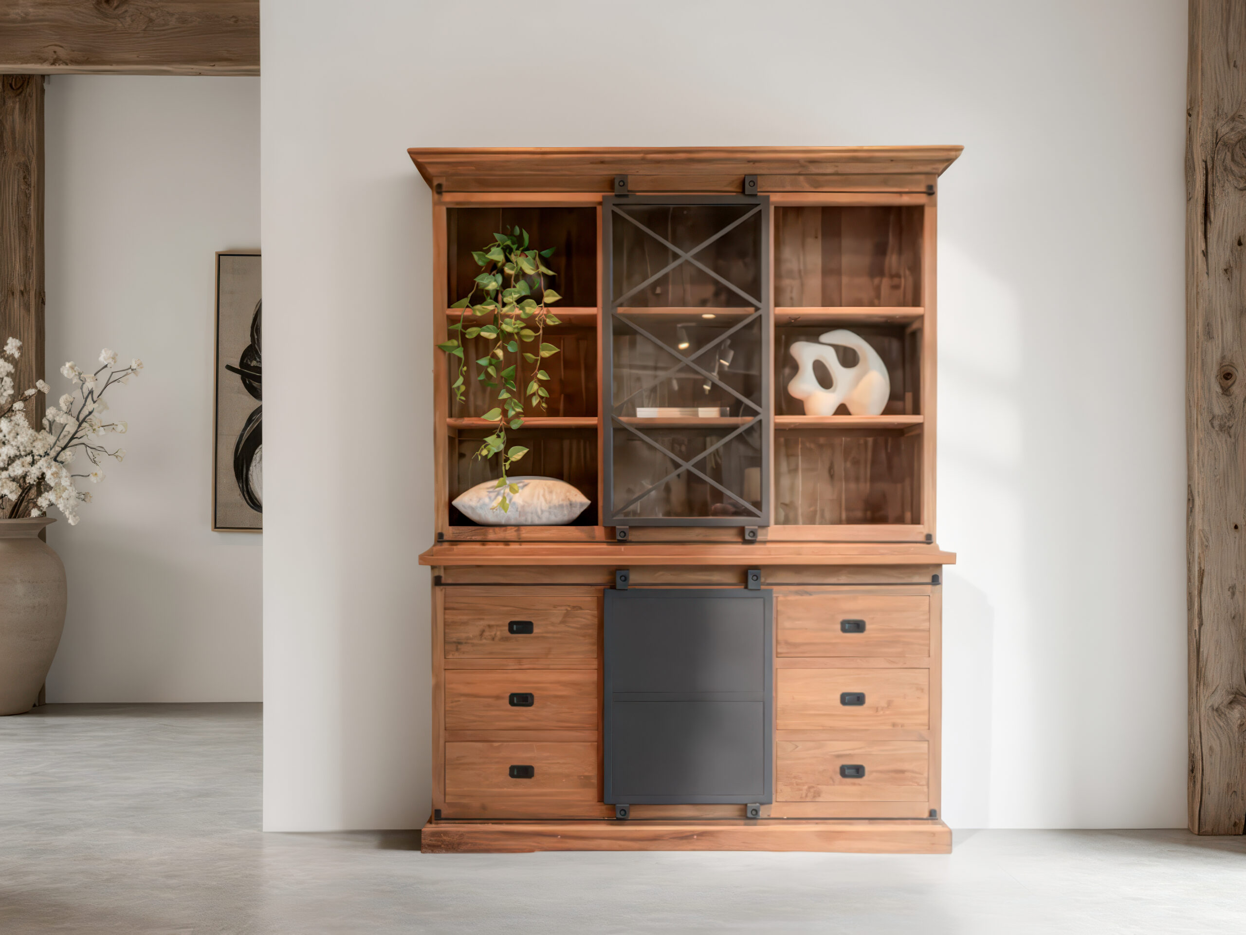 Landelijke vitrinekast met open schappen, laden en een industriële schuifdeur