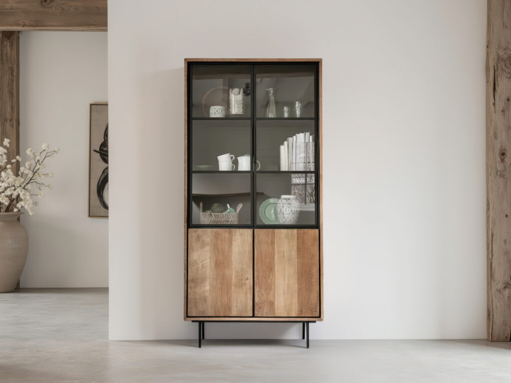 elegante hoge kast met vakindeling, waarin decoratieve objecten en boeken netjes gepresenteerd worden