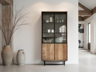 Stijlvolle hoge kast met een combinatie van hout, glas en zwart metaal voor een eigentijdse uitstraling