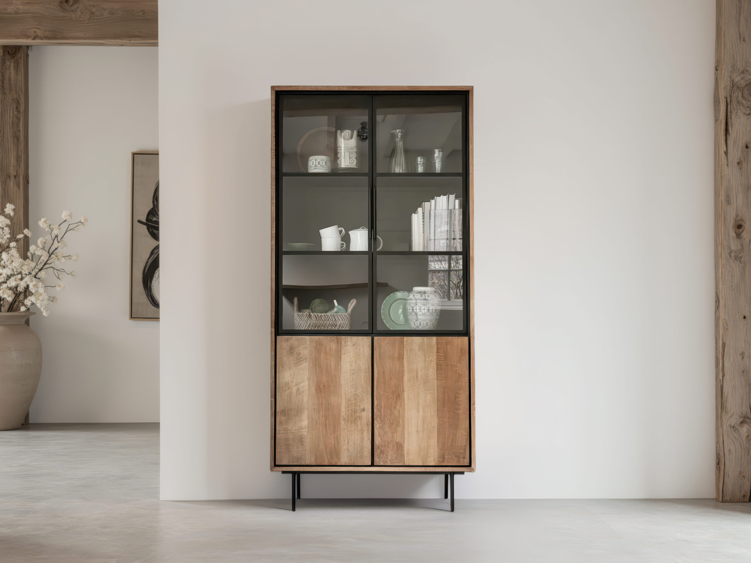 elegante hoge kast met vakindeling, waarin decoratieve objecten en boeken netjes gepresenteerd worden