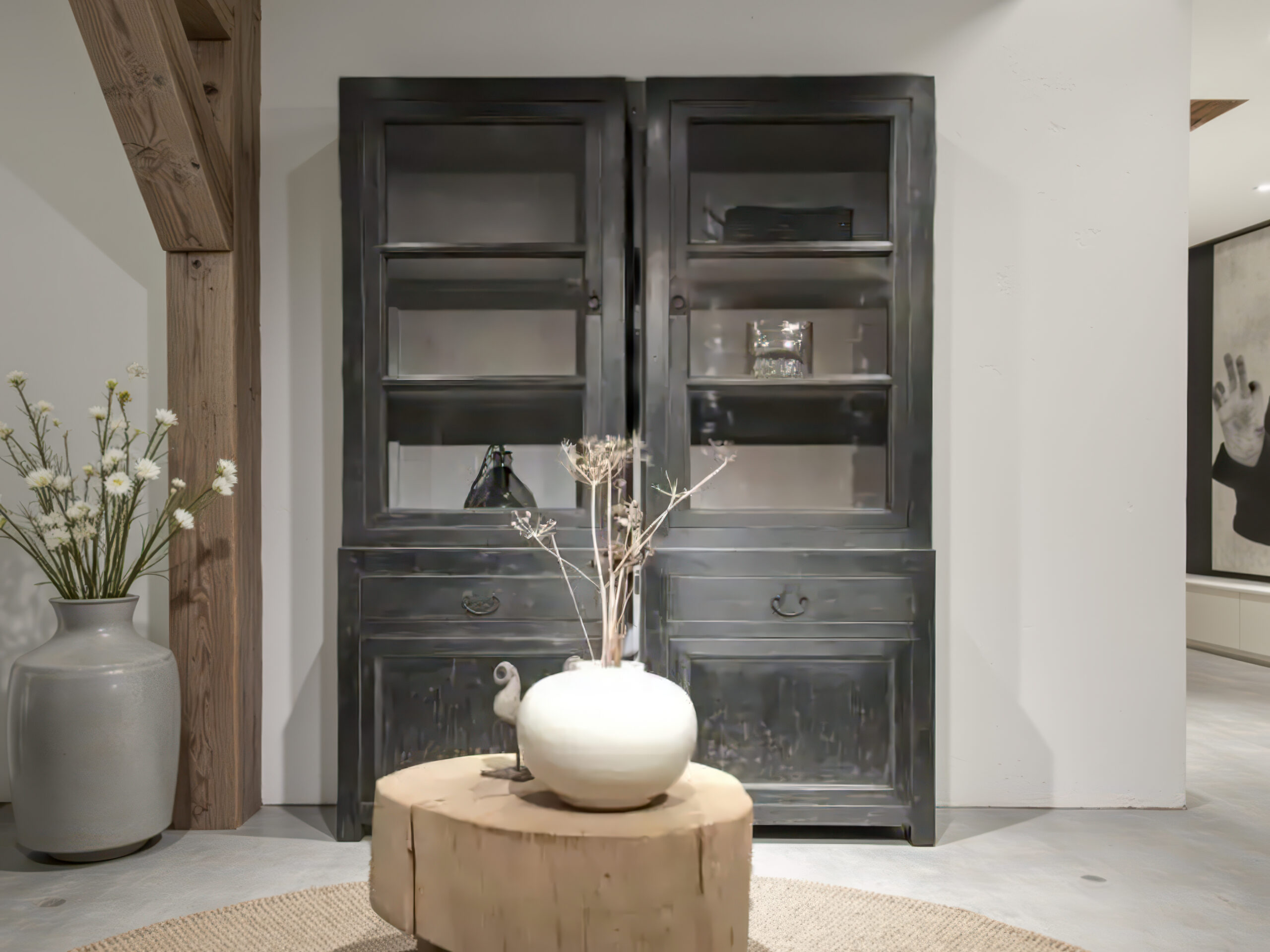 Twee robuuste vitrinekasten in verweerd zwart hout, authentiek Chinees design