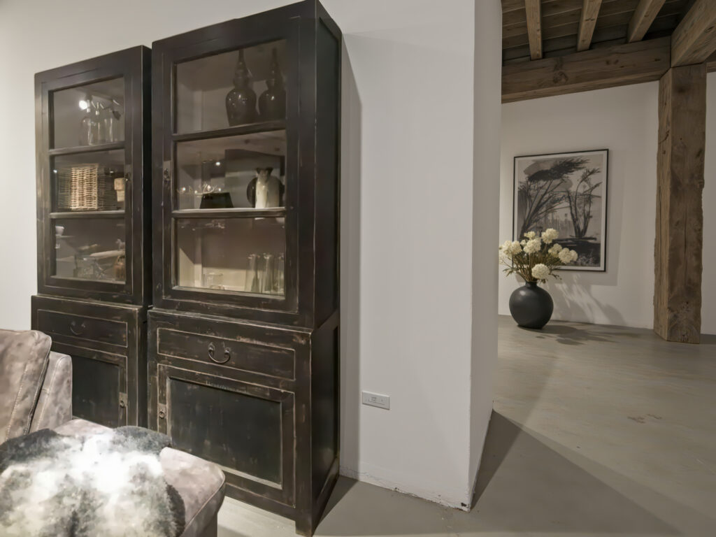 Hoge vitrinekast van oud Chinees hout met glasdeuren en lade-opslag onderin