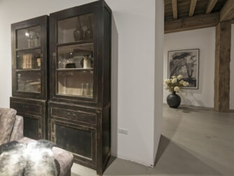 Hoge vitrinekast van oud Chinees hout met glasdeuren en lade-opslag onderin