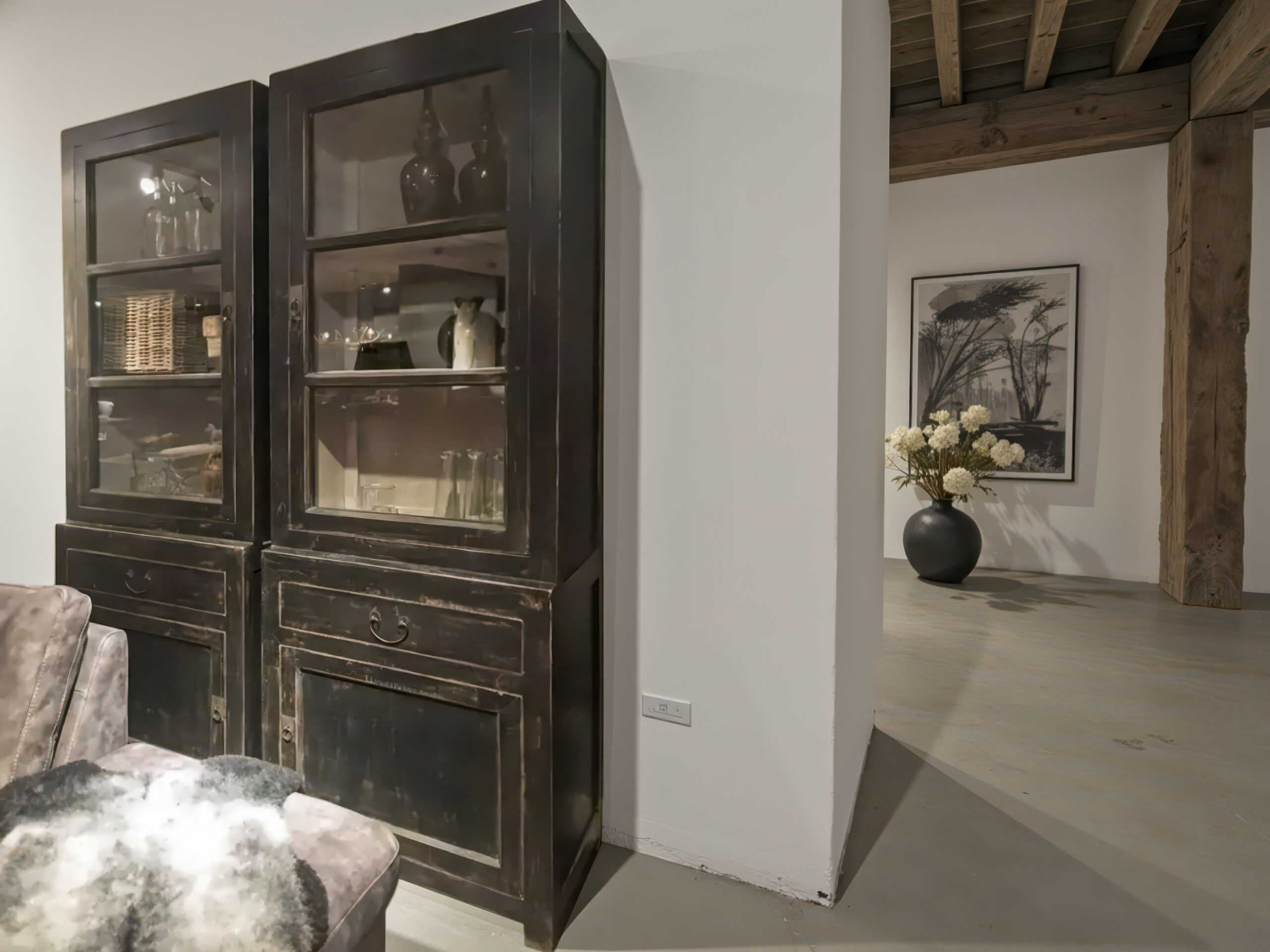 Hoge vitrinekast van oud Chinees hout met glasdeuren en lade-opslag onderin