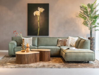 groene hoekbank met zitting tot de grond