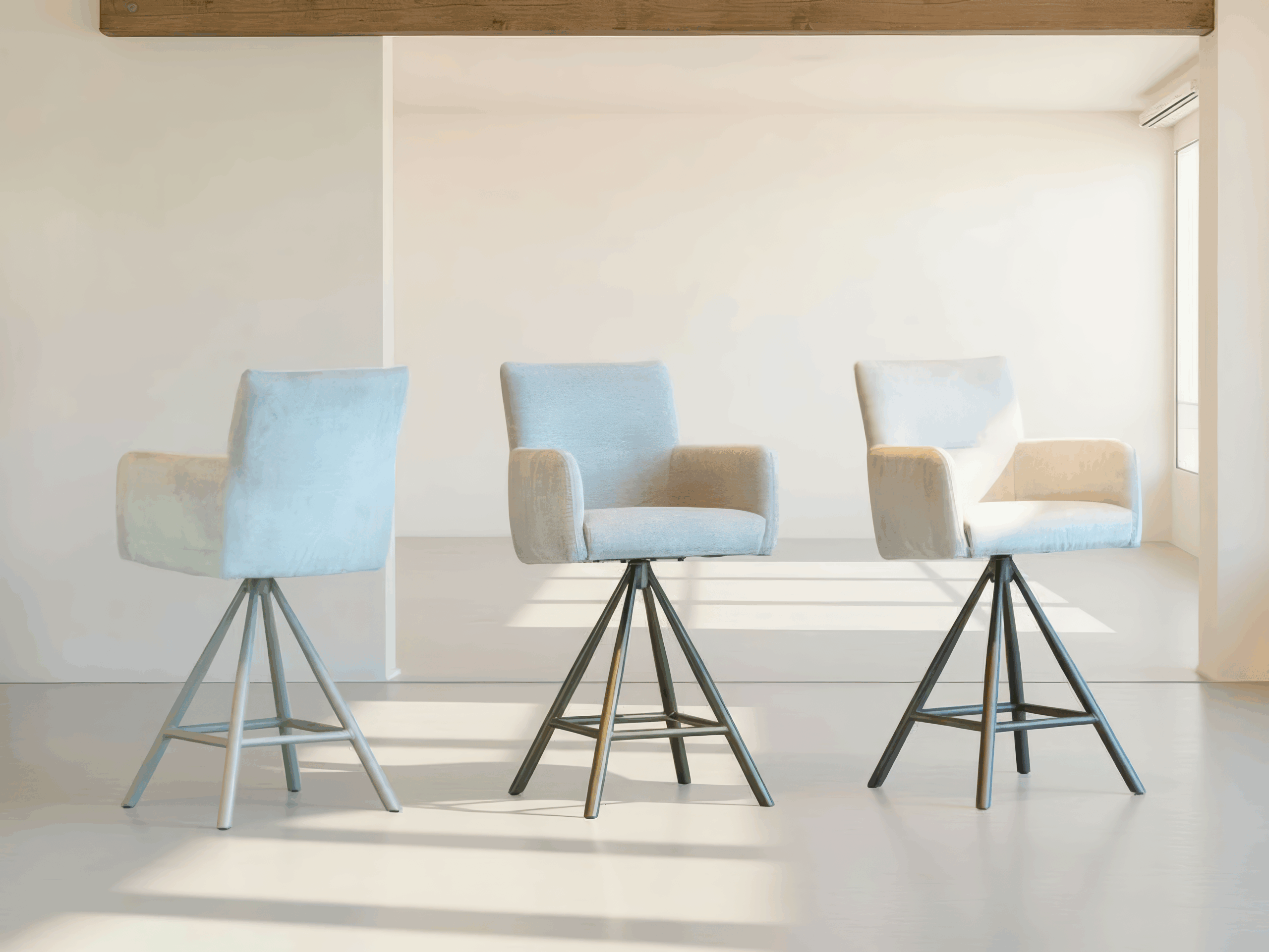 Barkruk Arezzo - adore linen metaalkleur magnum - mito beige metaalkleur brons antiek - adore linen metaalkleur oud messing - onderstel I - zithoogte 65cm