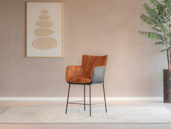 Luxe kuip barkruk met armleuningen en zwart onderstel