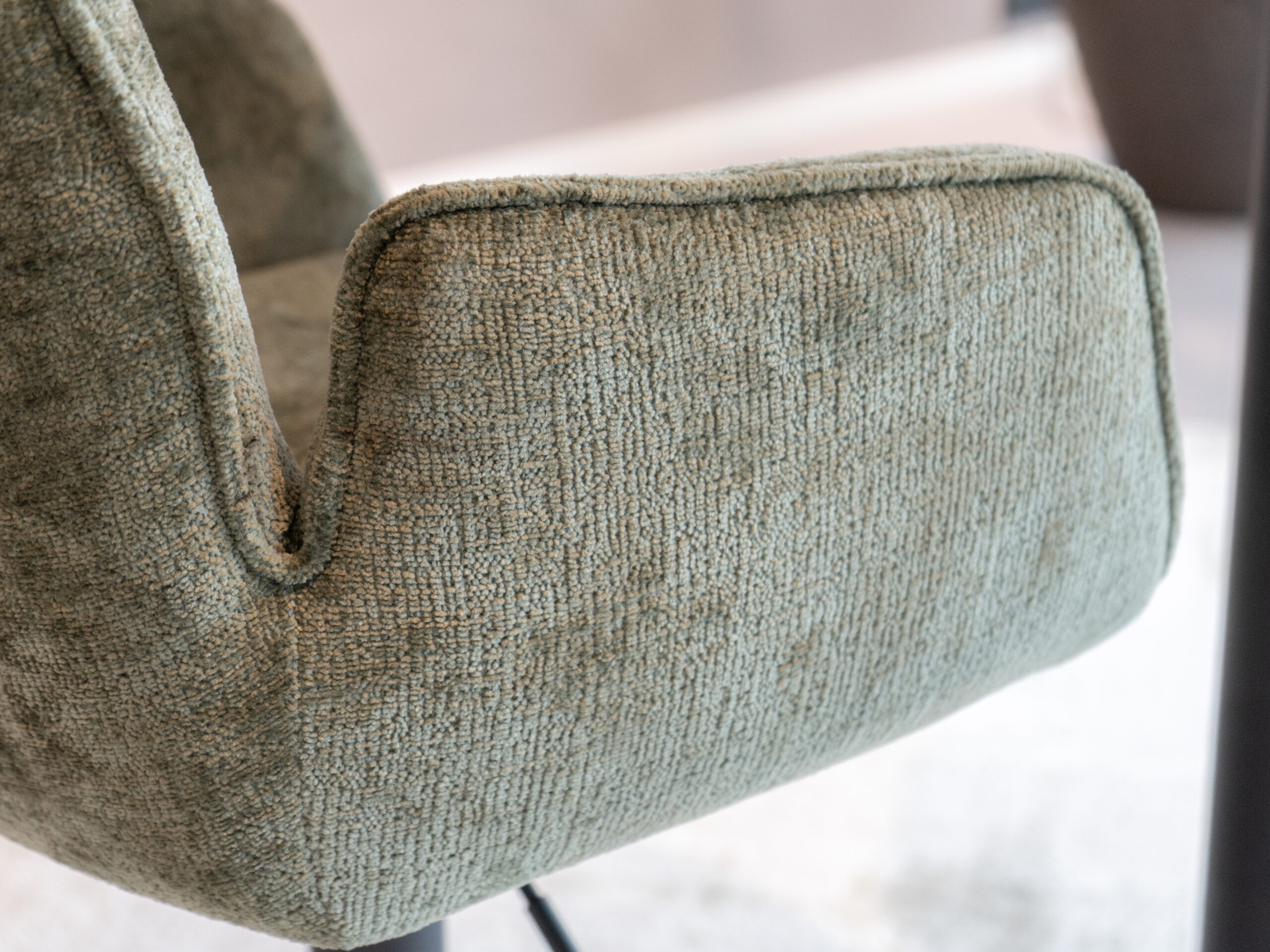 Functionele en luxe barkruk in zachte stof, met instelbare hoogte en snelle levering