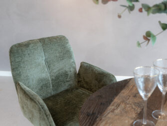 Snel beschikbare barkruk met luxe afwerking, comfortabele zit en gasveer