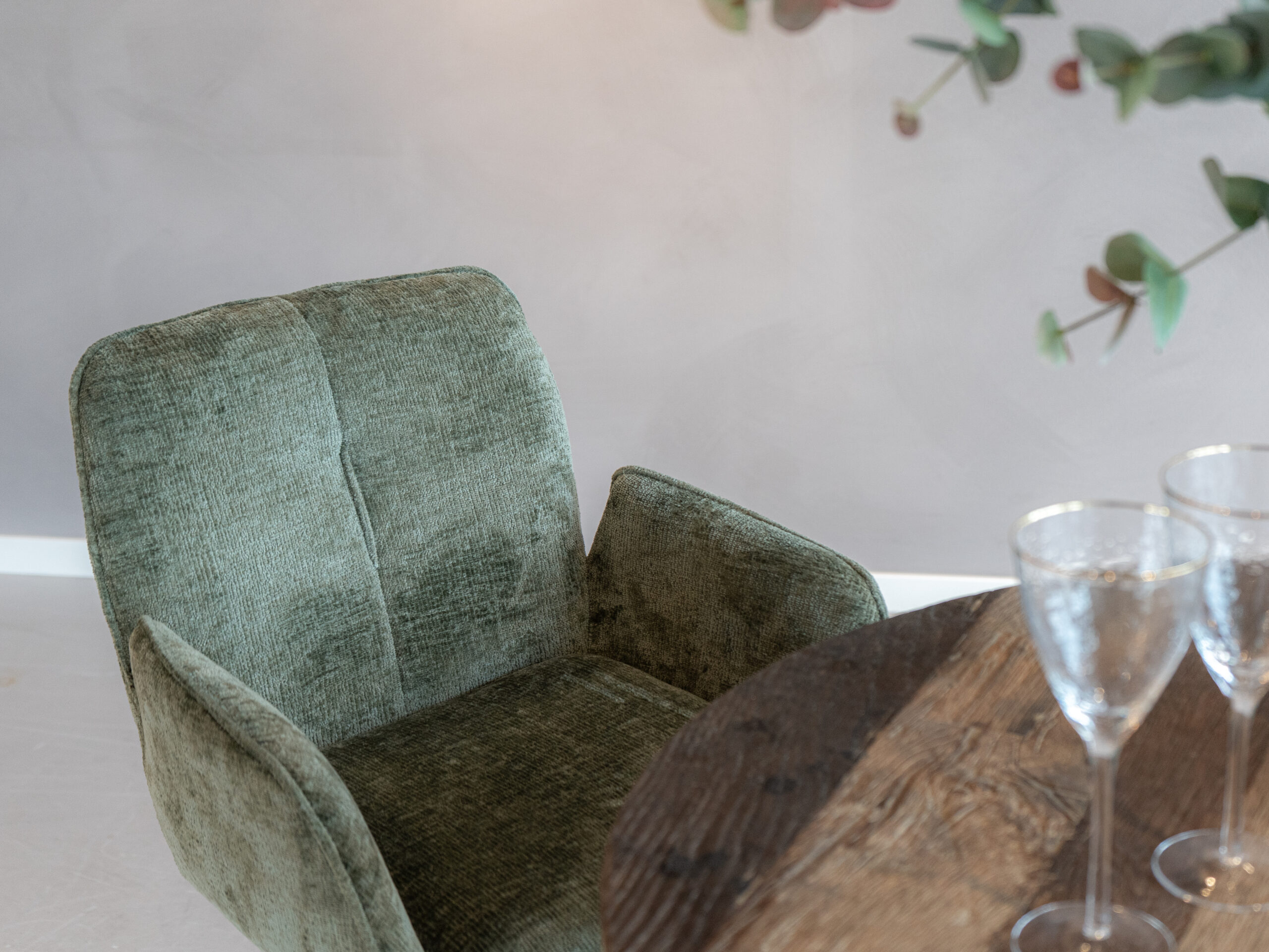 Snel beschikbare barkruk met luxe afwerking, comfortabele zit en gasveer