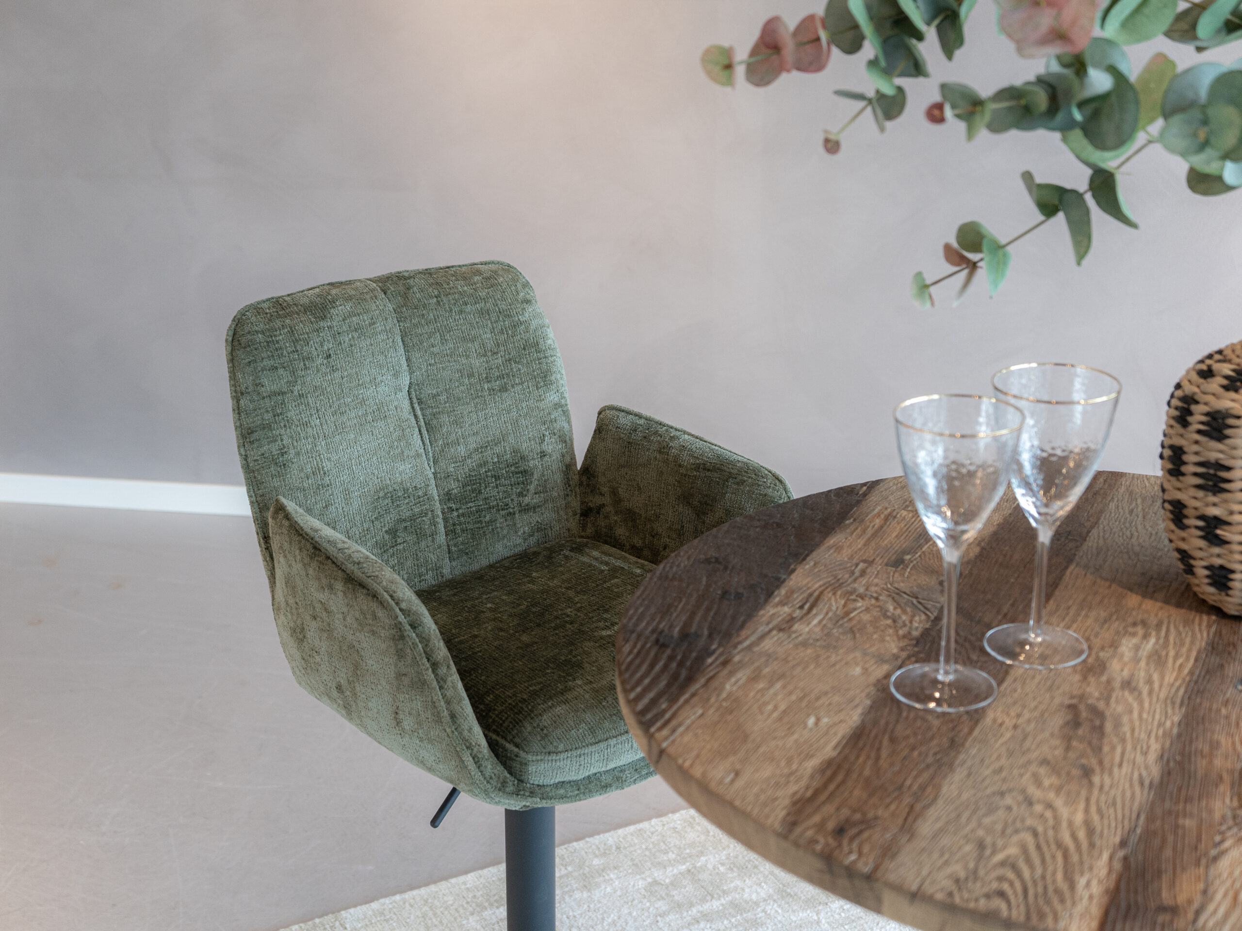 Barkruk met zacht gestoffeerde kuip, verstelbare zithoogte en snelle levering