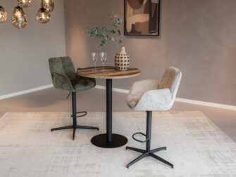 Deze luxe barkruk combineert een zachte zit met het gemak van hoogteaanpassing