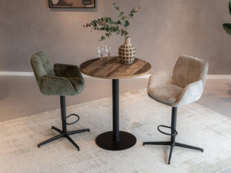 Een comfortabele barkruk met zachte stoffering, klaar voor snelle levering en instelbare hoogte