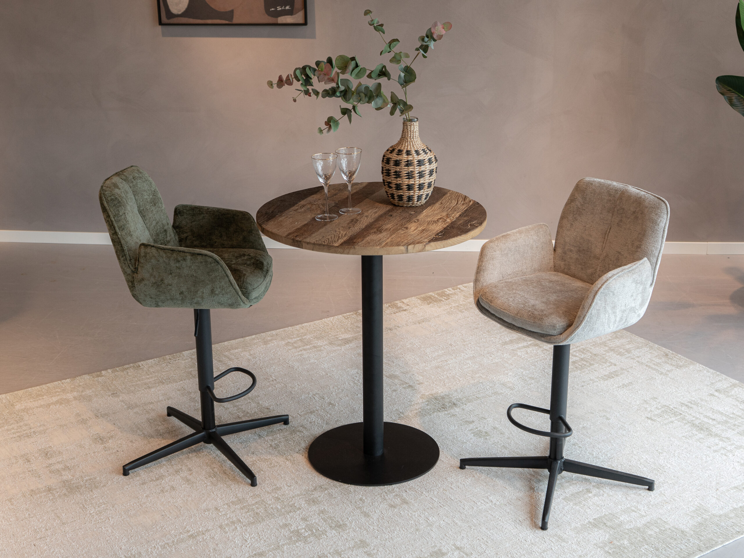 Een comfortabele barkruk met zachte stoffering, klaar voor snelle levering en instelbare hoogte