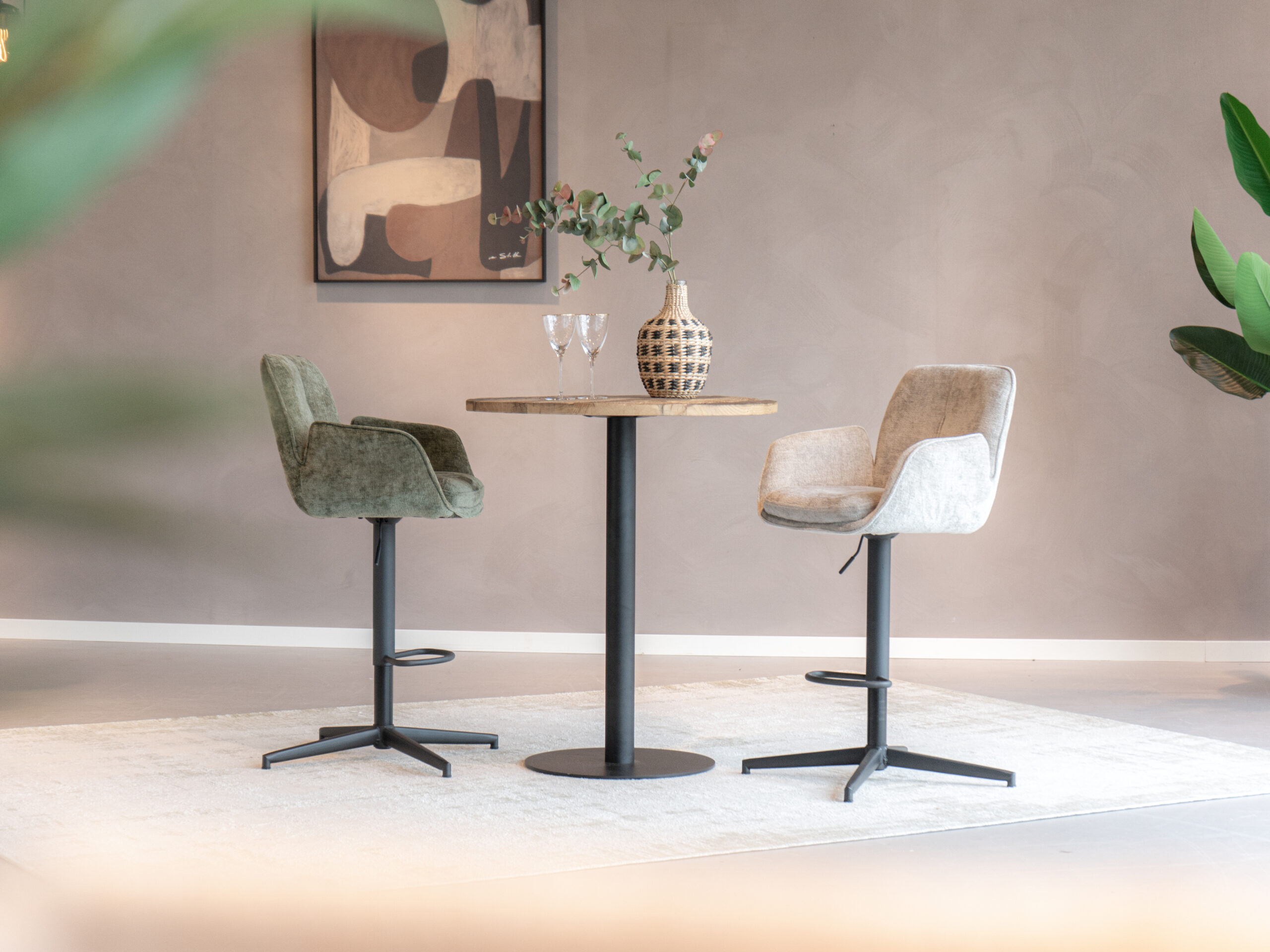 stijlvolle en direct leverbare barkruk met verstelbare zithoogte voor veelzijdig gebruik