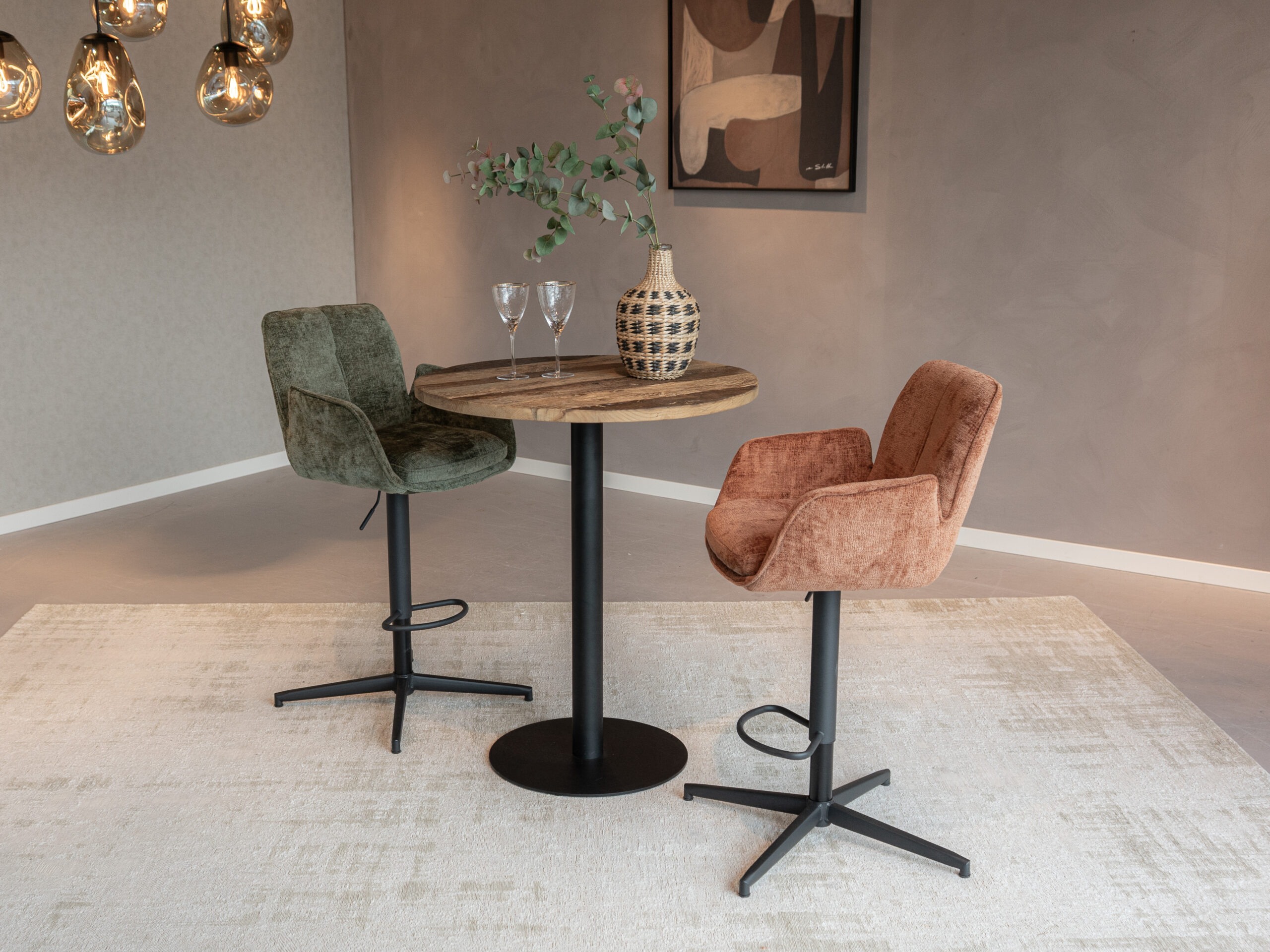 Zacht beklede barkruk met ergonomische vorm, perfect instelbaar en snel beschikbaar