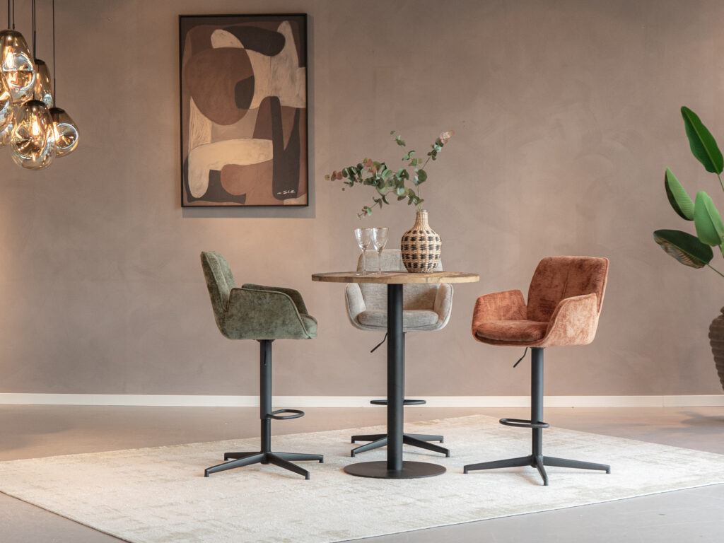 Functionele en luxe barkruk in zachte stof, met instelbare hoogte en snelle levering