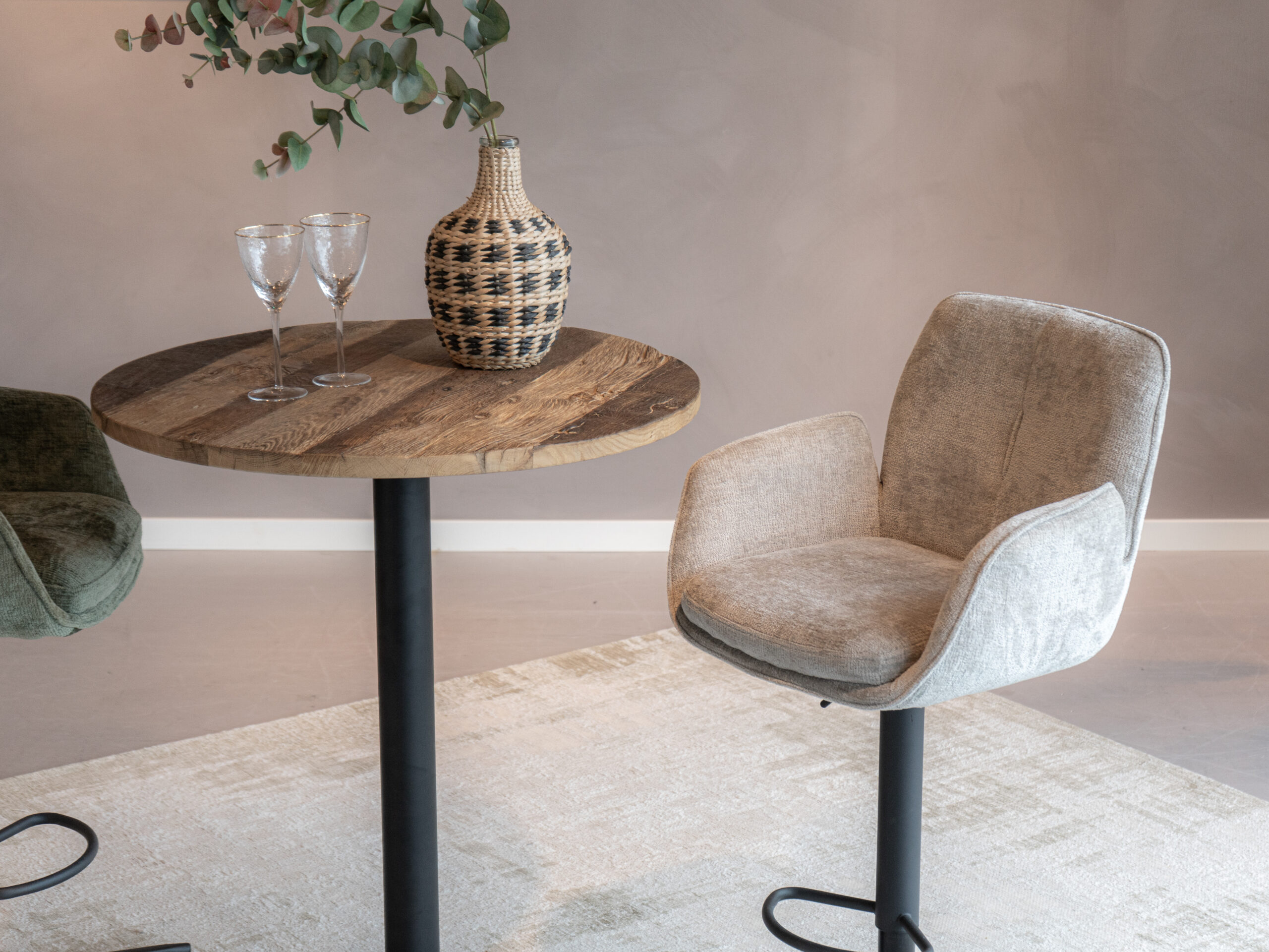 Verhoog je zitcomfort met een barkruk in zachte stof, direct leverbaar en verstelbaar