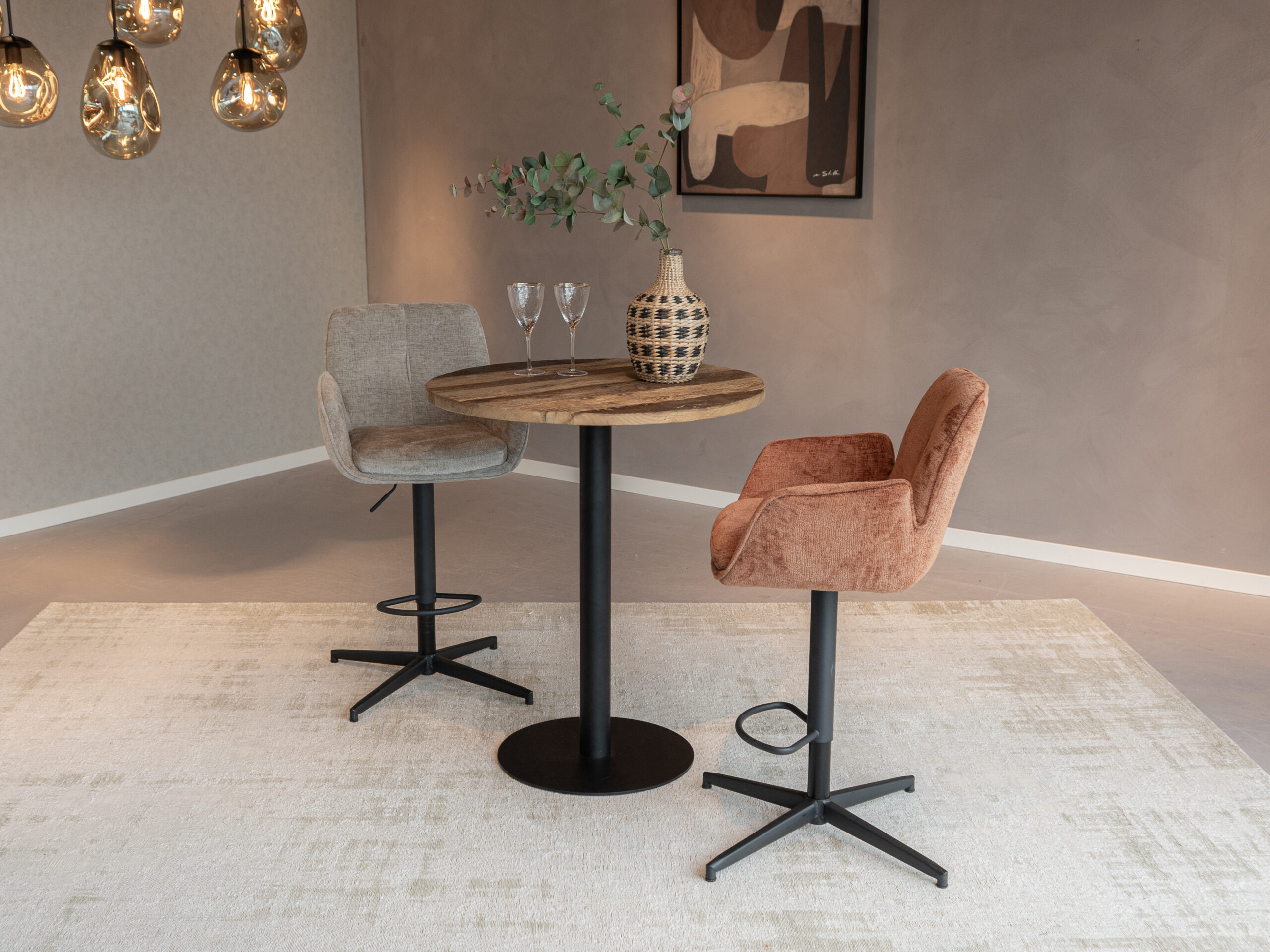 Met zijn zachte bekleding en praktische hoogteverstelling is deze barkruk altijd een goede keuze