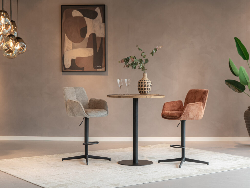 Snel beschikbare barkruk met luxe afwerking, comfortabele zit en gasveer