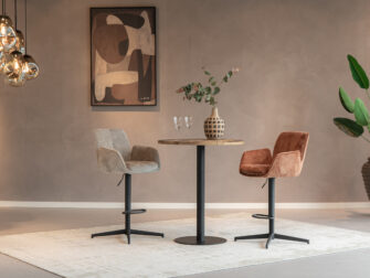 Snel beschikbare barkruk met luxe afwerking, comfortabele zit en gasveer