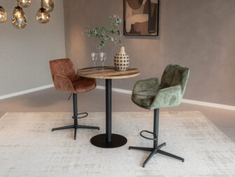 Deze barkruk staat voor comfort en stijl, met zachte stof en snelle levering