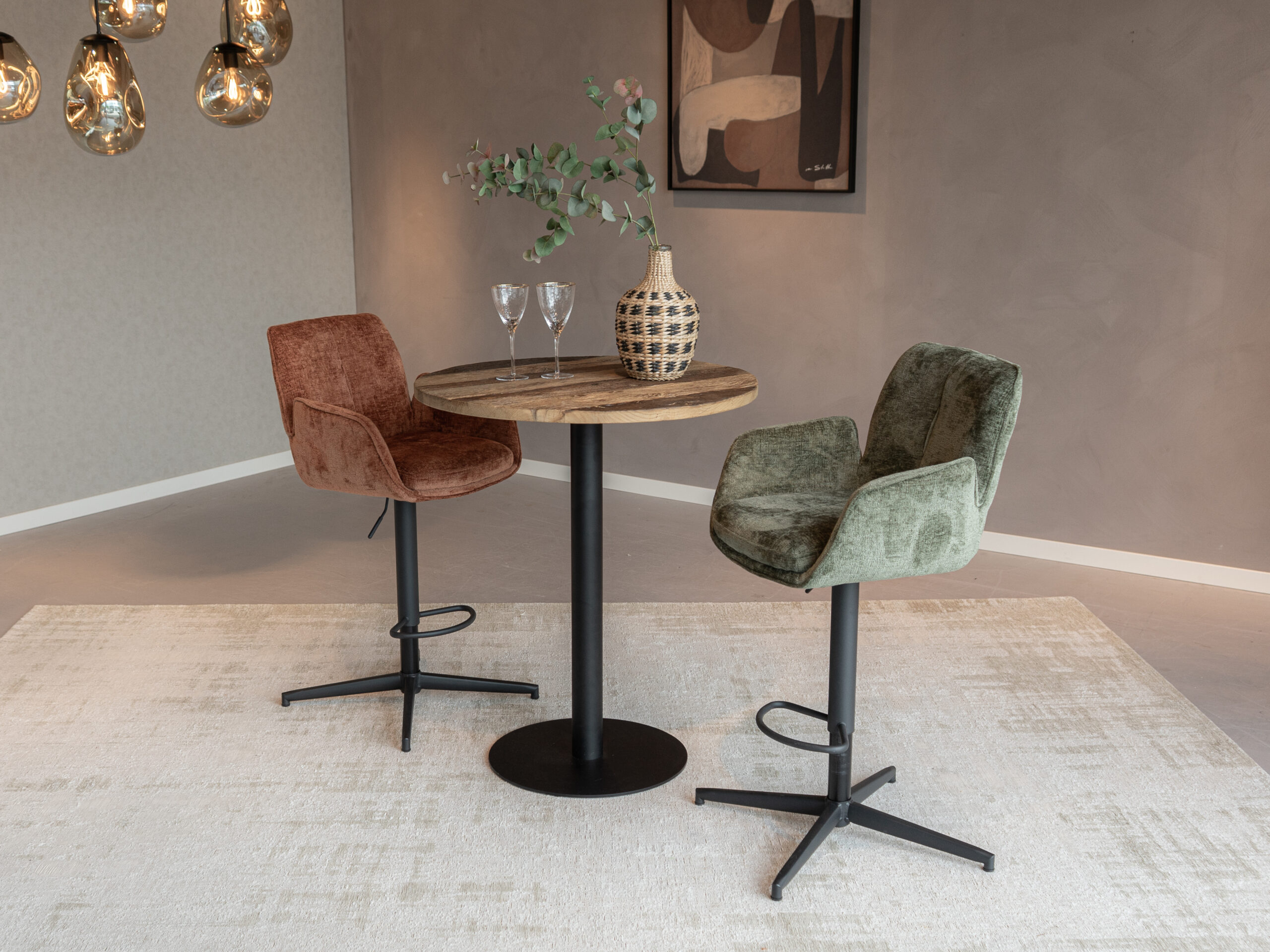 Deze barkruk staat voor comfort en stijl, met zachte stof en snelle levering