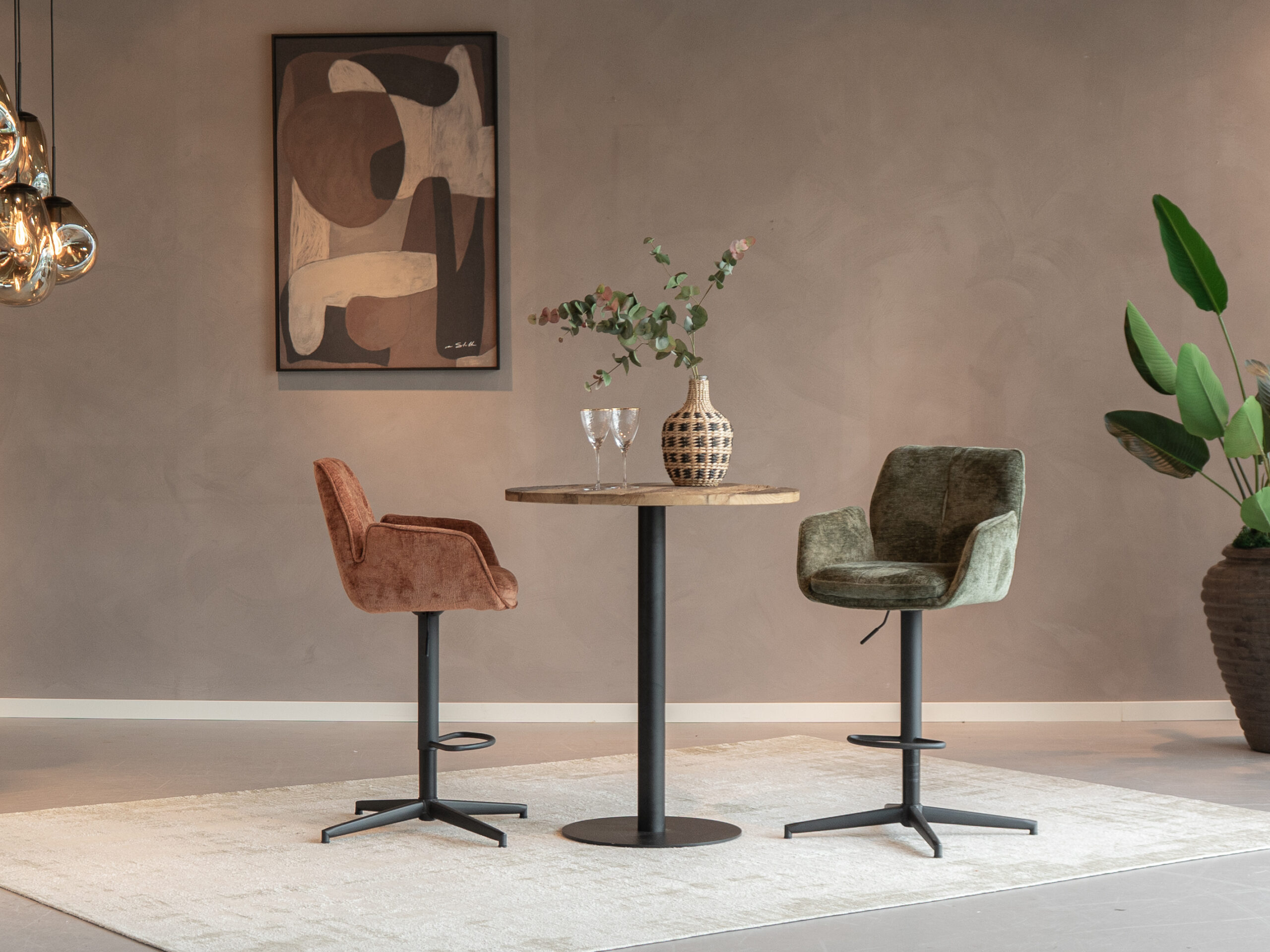 Trendy barkruk in zachte stof, draaibaar en eenvoudig in hoogte verstelbaar