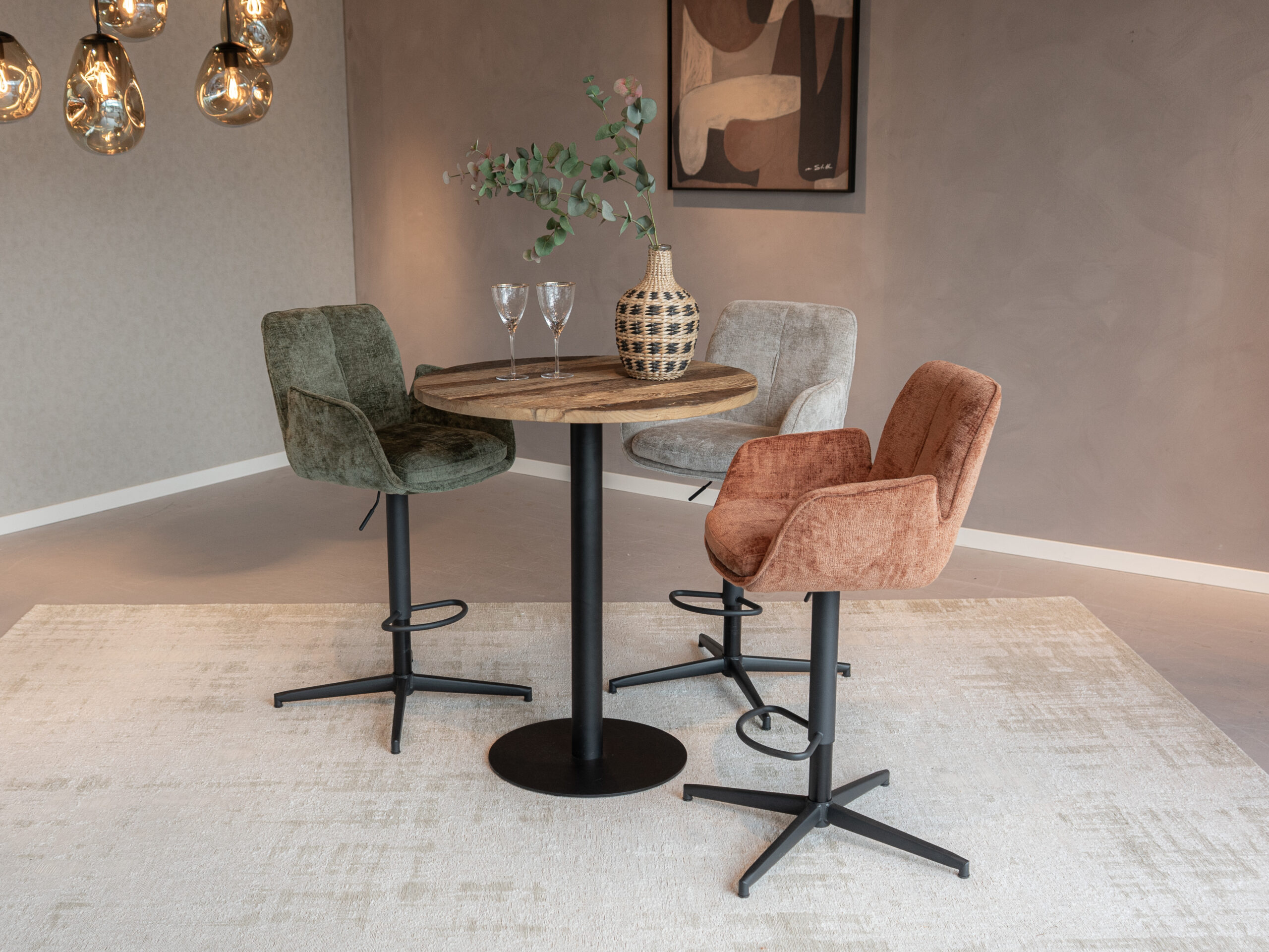 Een zachte zit, verstelbare hoogte en snelle levering maken deze barkruk bijzonder praktisch