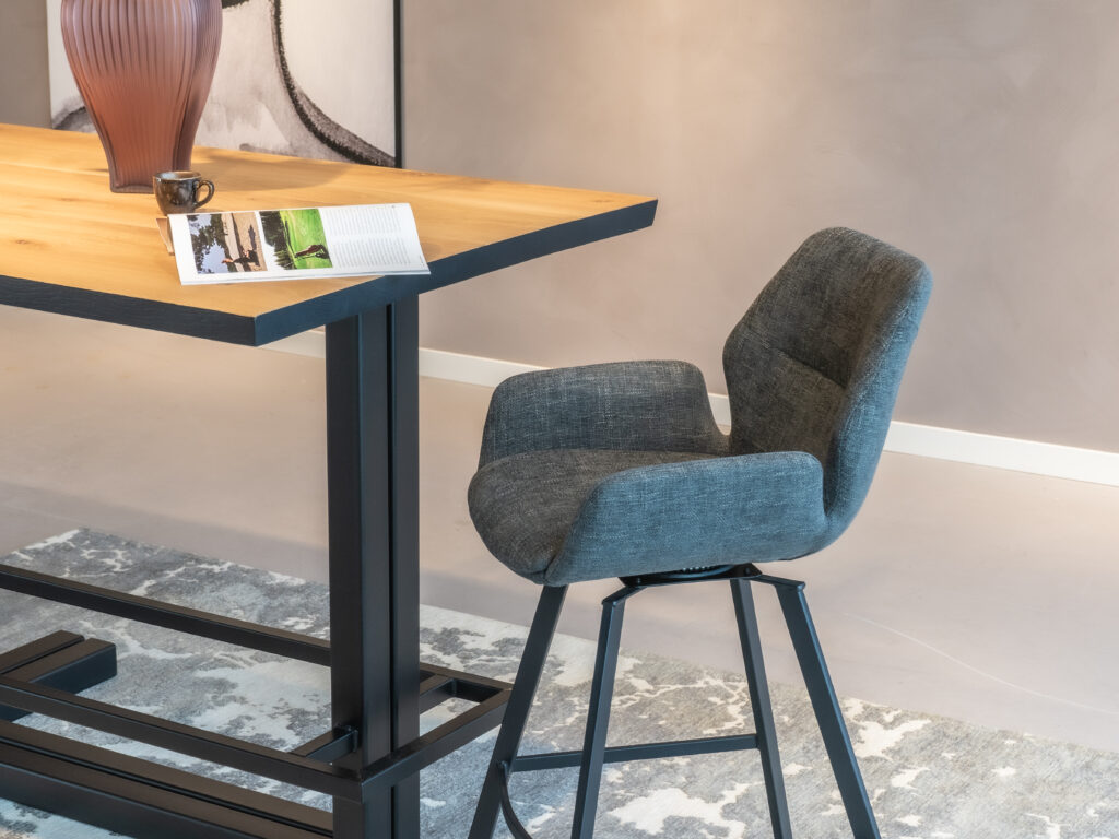 Donkergrijze barkruk met een strak design en comfortabele zitting.