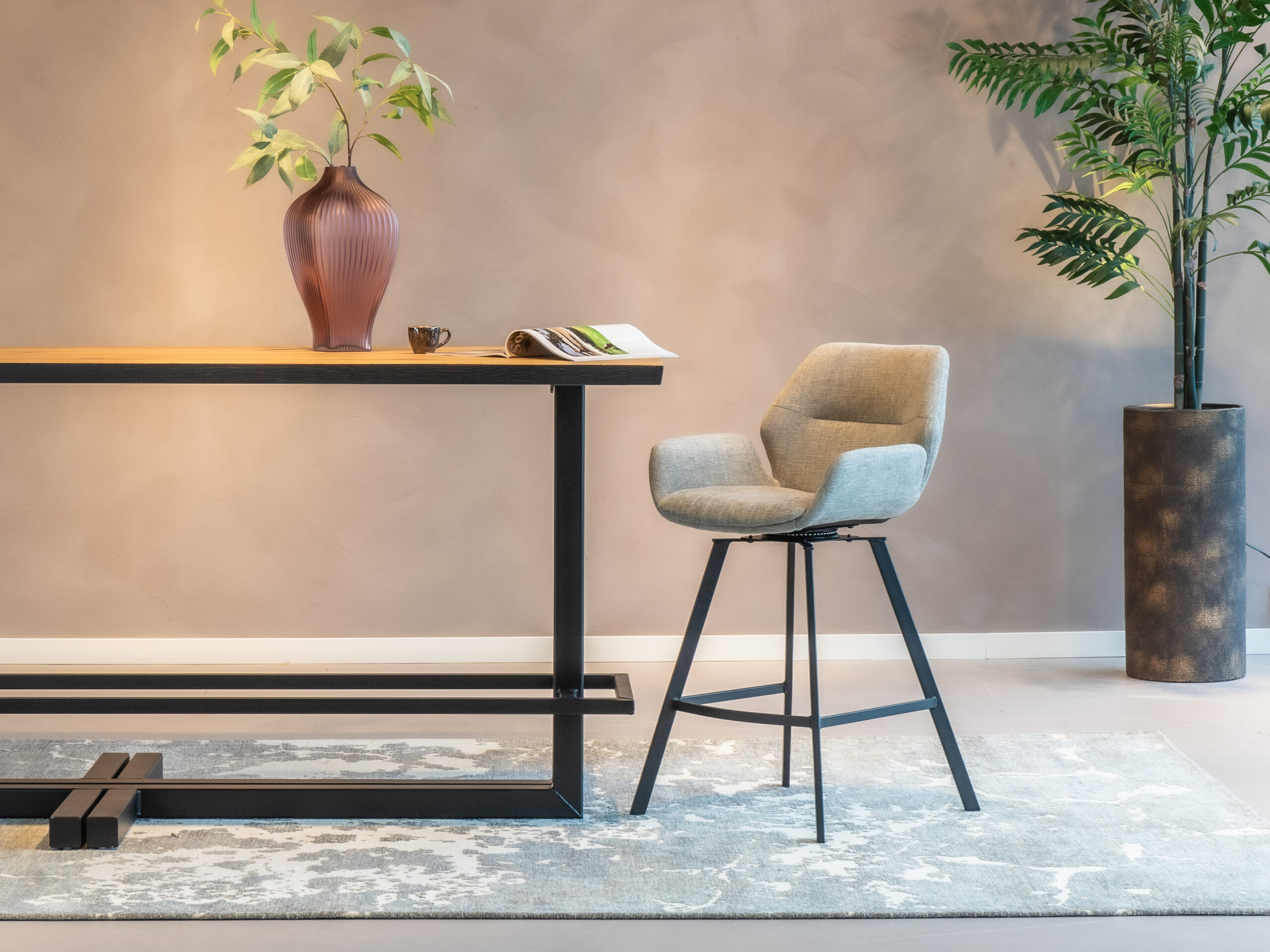 Taupe Barkruk Lindy met een stijlvolle afwerking voor een moderne keuken.