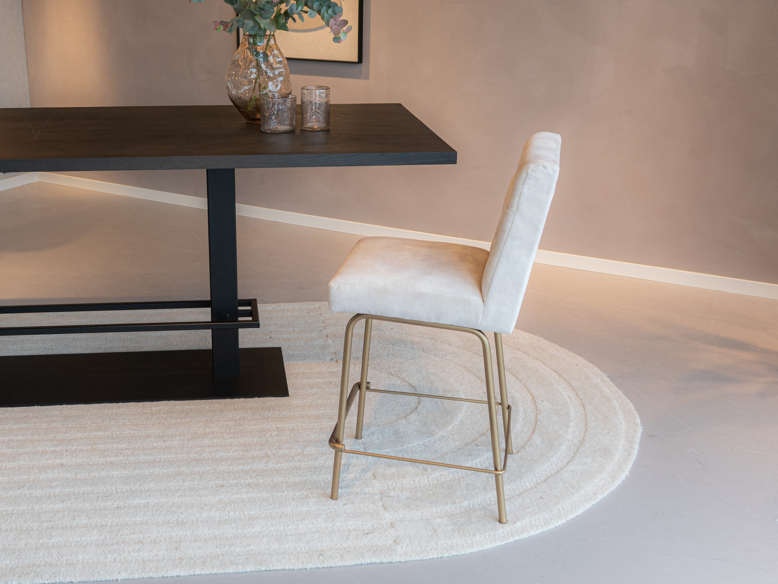 barkruk met hoge rugleuning, gewatteerde velvet linnen bekleding met subtiele stiksels in de rugleuning