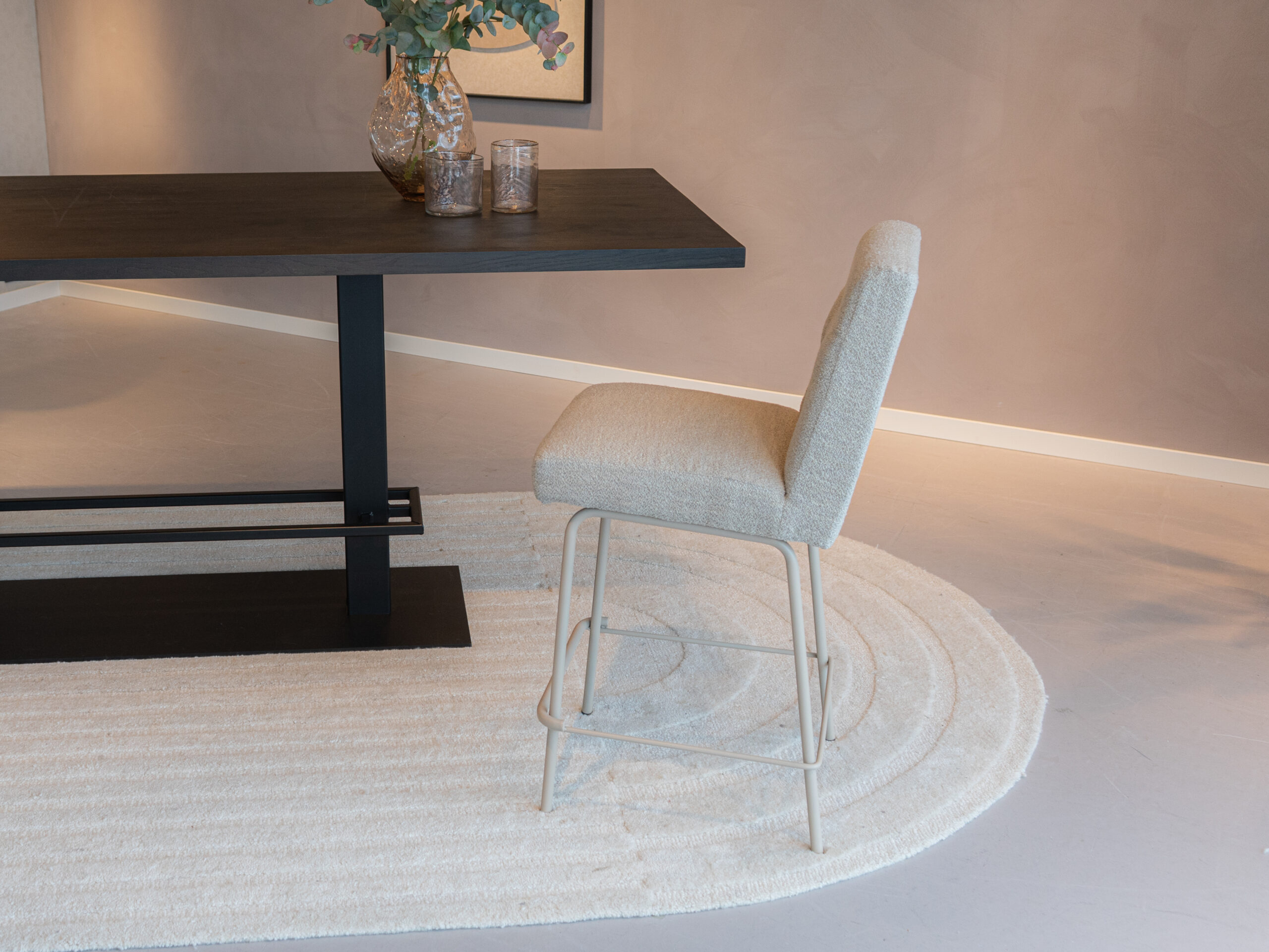 moderne barkruk zonder armleuning met hoge rug, beige bouclé stof