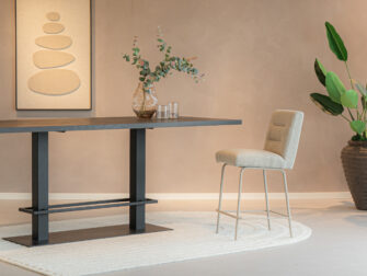 hoge barkruk met magnum onderstel, hoge rug en luxe beige alpine stof met stikdetails